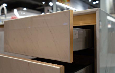 A7C01-ARENA-Lush White, A2V03-Teak-031